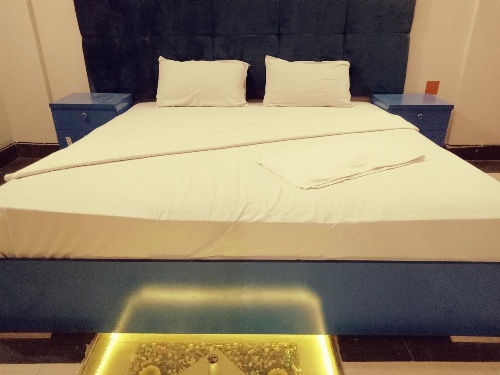 Motel525 Near Agha khan & liaqat National Hospital image 1