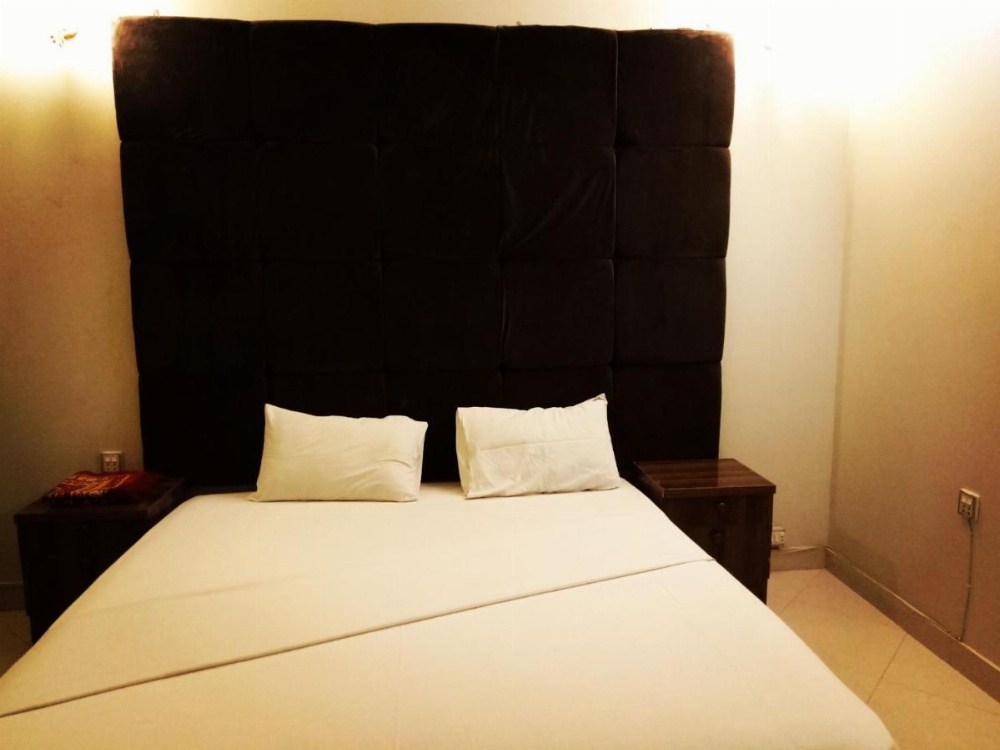 Motel525 Near Agha khan & liaqat National Hospital Image 28