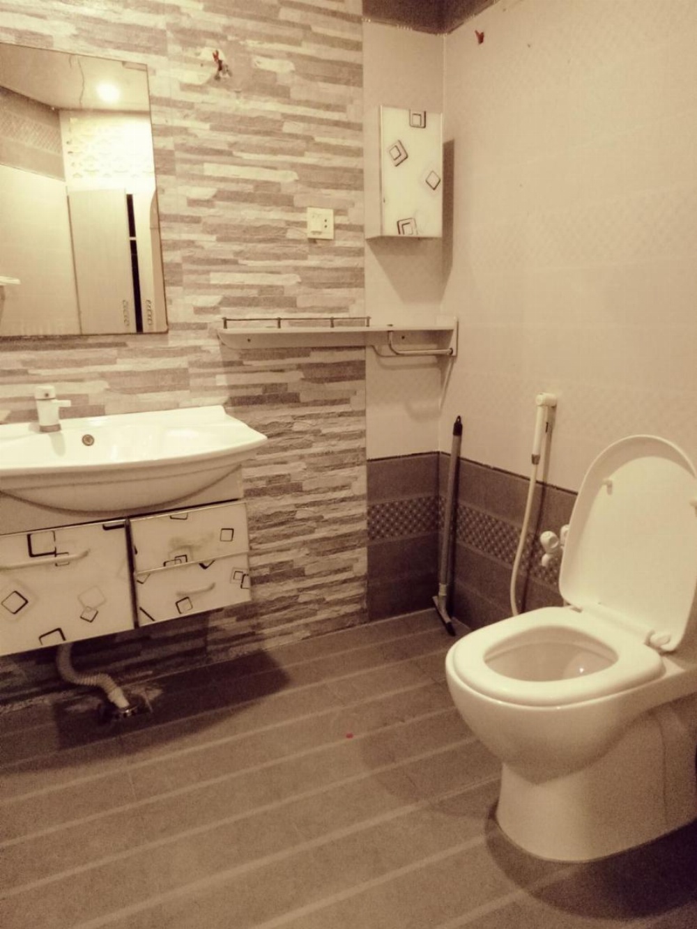 Motel525 Near Agha khan & liaqat National Hospital Image 41